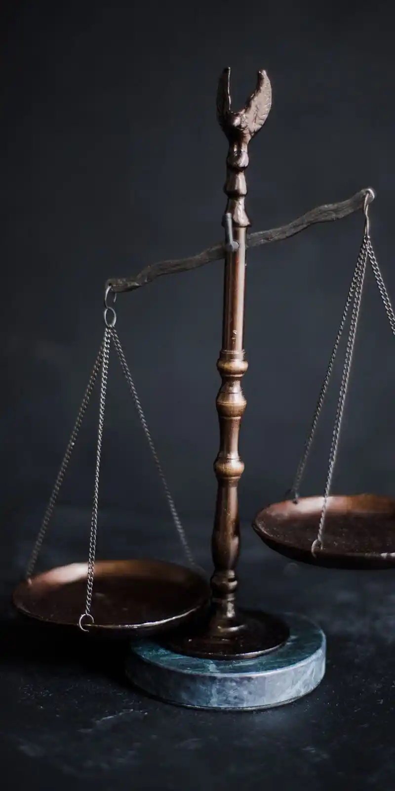 Abogado discute herencia con clientes.