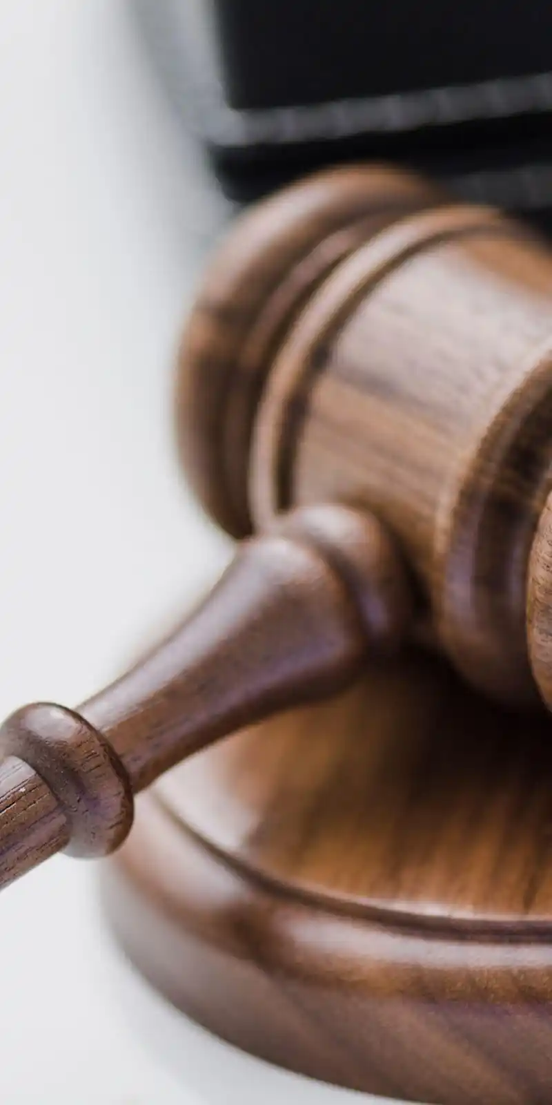 Un avocat discute d'une succession avec ses clients.